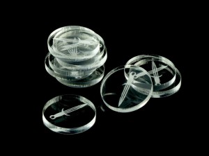 Żetony okrągłe z grafiką miecza, 10 sztuk, przezroczyste, 22 mm