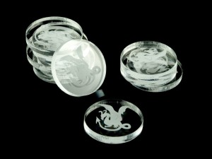 Żetony okrągłe z  grafiką smoka (v1), 10 sztuk, przezroczyste, 22 mm